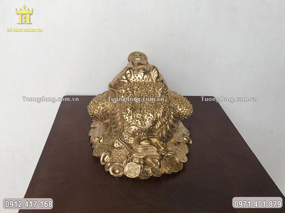 Từng họa tiết hoa văn được chạm khắc sắc nét